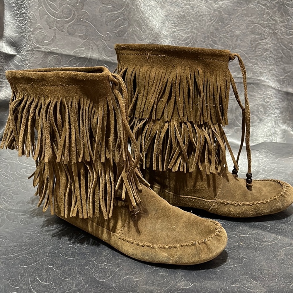 MINNETONKA suede leather 2 tier fringe moccasin boots. Sz 7.5. Camel color